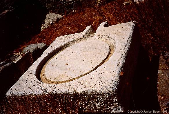 Grape press, Delos